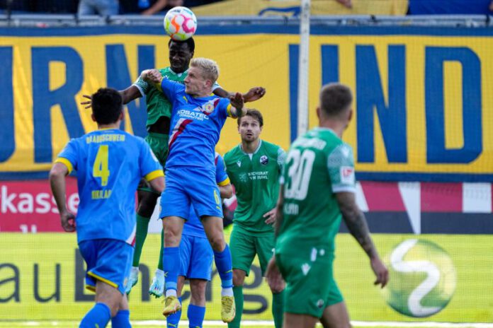 Matondo-Merveille Papela gewinnt das Kopfballduell gegen Braunschweigs Bryan Henning